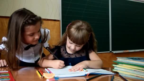 vanhempi opiskelija kurkistaa mitä nuorempi kiinnittää
 - Materiaali, video