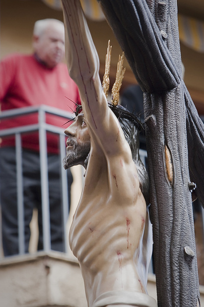 Figura de Jesus na cruz esculpida em madeira pelo escultor Gabino Amaya Guerrero
 - Foto, Imagem