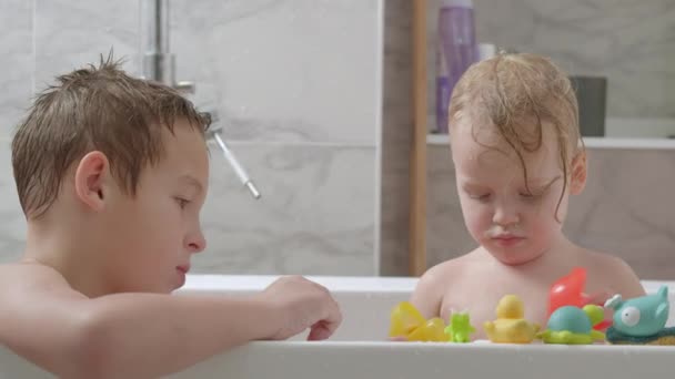 Hermanos tomando un baño y jugando con juguetes
 - Metraje, vídeo