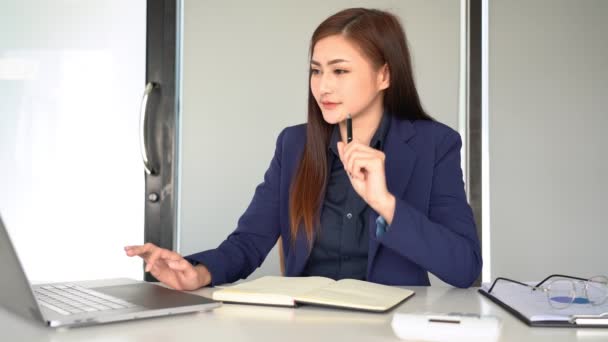 4k video of Confident Piękne azjatyckie kobiety biznesu pracuje z nowym projektem startup na laptopie i dokumentów w biurze stacji roboczej. - Materiał filmowy, wideo