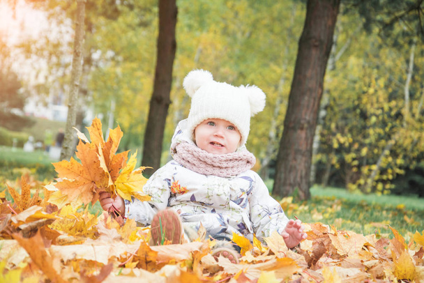 Funny Happy Baby Girl Child Outdoors In The Park In Autumn - Foto, immagini