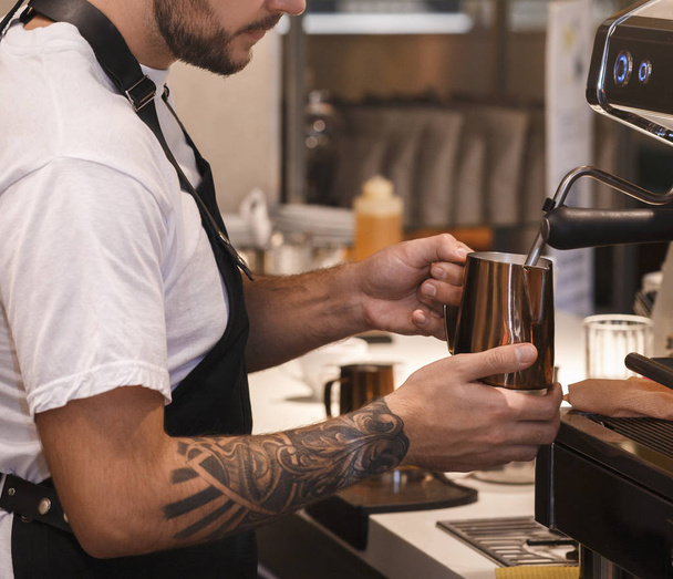 Barista irreconhecível fazendo café trabalhando no café interno, cortado
 - Foto, Imagem