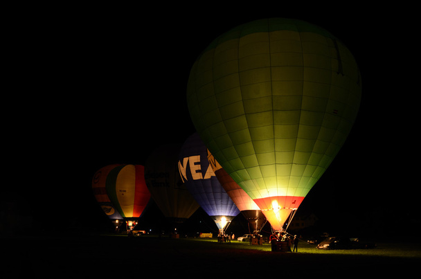 viele Ballons in der Nacht - Foto, Bild