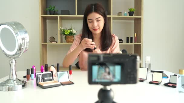 4k-Video der asiatischen Frau präsentieren Schönheit kosmetische Produkt und Live-Video auf soziale Netzwerke über das Internet zu Hause, Beauty-Blogger-Konzept - Filmmaterial, Video