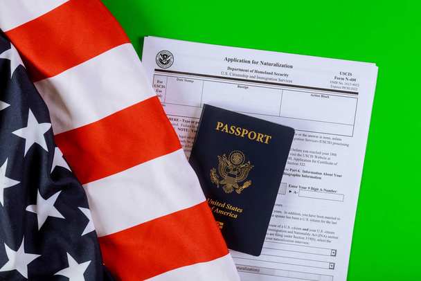 Amerikaans paspoort op ons Citizen Ship toepassing van een Amerikaanse vlag - Foto, afbeelding