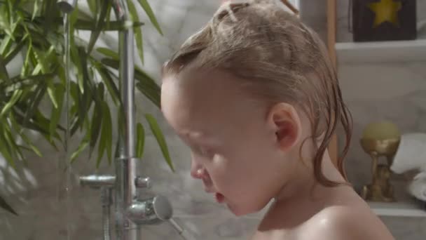 Kislány mosás arc fürdőkád hab - Felvétel, videó