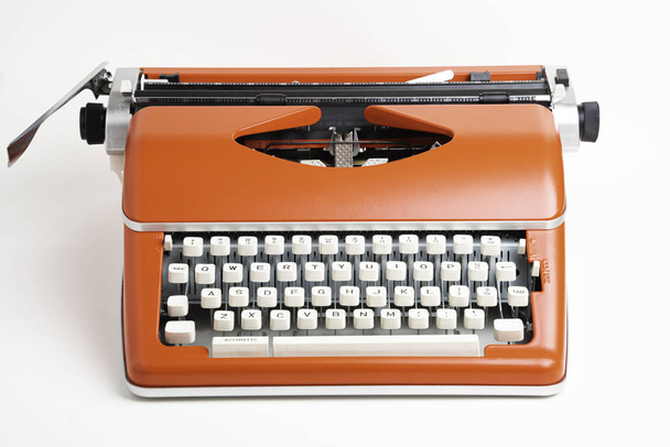 Draagbare manuele typemachine in rood oranje - Foto, afbeelding