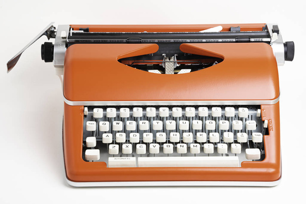 tragbare manuelle Schreibmaschine in rot orange - Foto, Bild