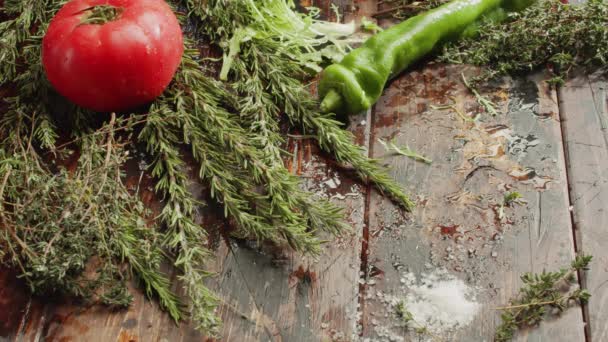 Hierbas frescas, ensaladas y verduras sobre la mesa - Imágenes, Vídeo