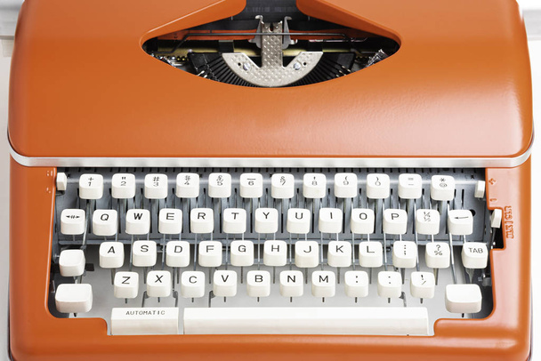 Портативна друкарська машинка червоним помаранчевим кольором - Фото, зображення