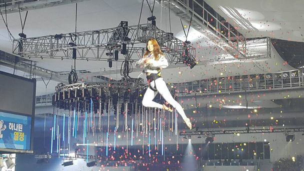 Bir genç kız buz Arena stadyumunda "tekrar Pyeongchang" Festivali sırasında hava yüzük akrobasi unsurları gerçekleştirir. - Fotoğraf, Görsel