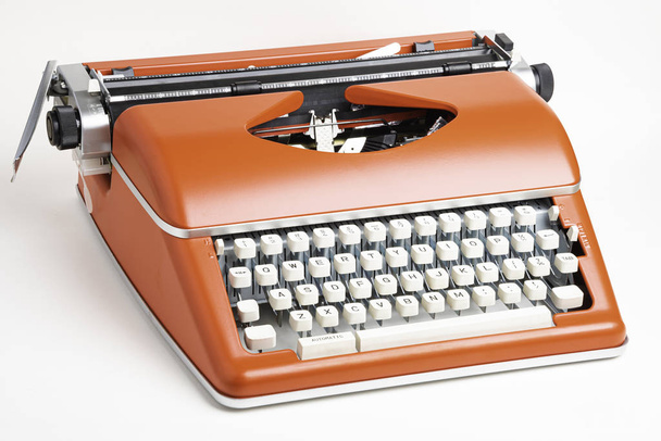 Kannettava manuaalinen kirjoituskone Punainen Oranssi
 - Valokuva, kuva