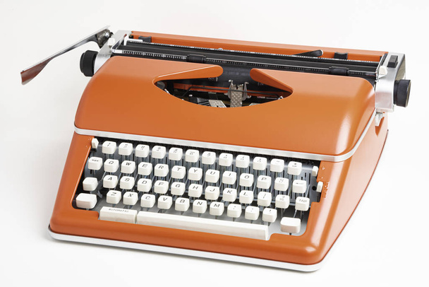 Портативна друкарська машинка червоним помаранчевим кольором - Фото, зображення