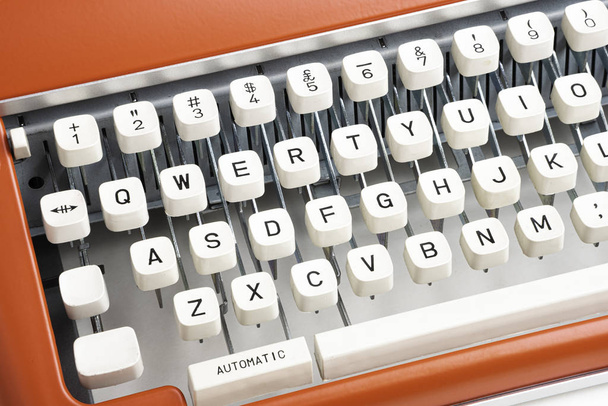 Máquina de escribir manual portátil en rojo naranja
 - Foto, imagen