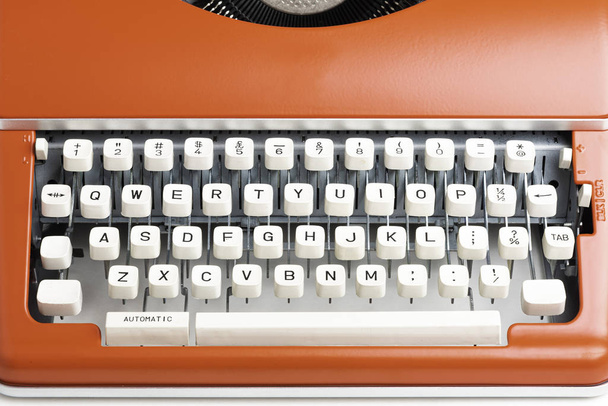 Máquina de escribir manual portátil en rojo naranja
 - Foto, imagen