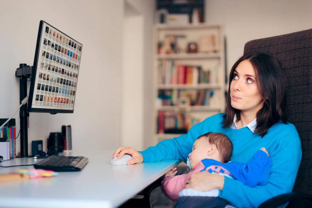 Freelancer Mother Working From Home Holding Baby - Φωτογραφία, εικόνα