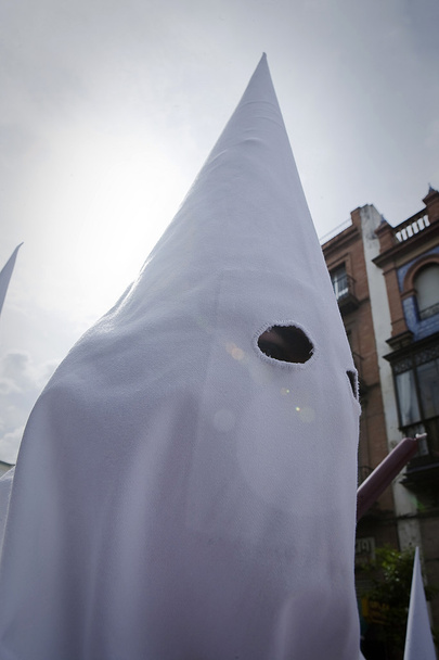 Detalle penitente capirote blanco durante la Semana Santa
 - Foto, imagen