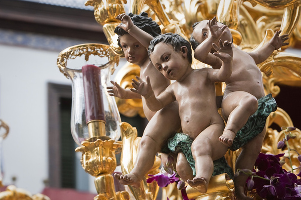 Des anges sculptés et polychromes en bois sur un trône de la Semaine Sainte
 - Photo, image