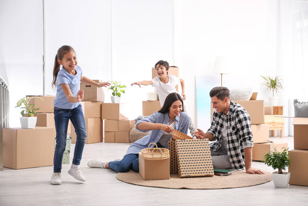 Família feliz desempacotar caixas móveis em sua nova casa
 - Foto, Imagem