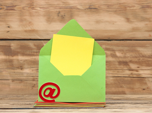 Symbole e-mail et enveloppes colorées sur un vieux fond en bois. c
 - Photo, image