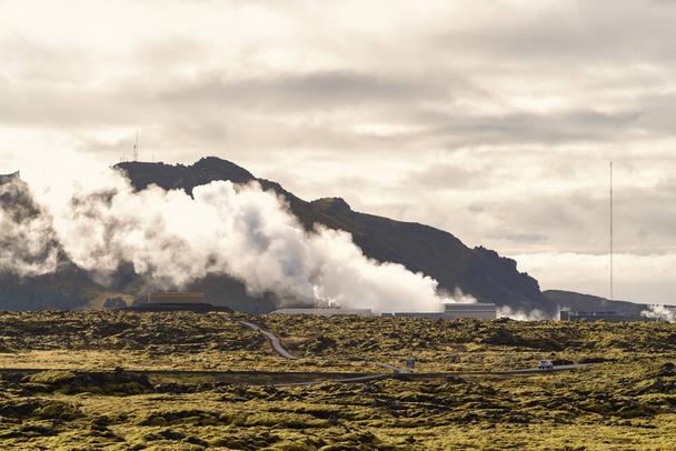 wunderschönes geothermisches Gebiet in Reykjavik, Island, mit Bergen im Hintergrund - Foto, Bild