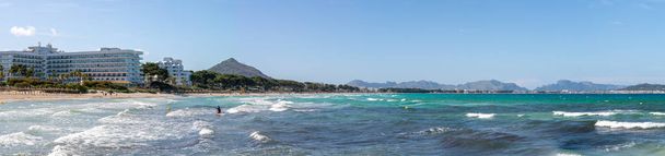 Vista panorámica de la Bahía de Alcudia con aguas cristalinas en la parte norte de Mallorca. España
 - Foto, Imagen