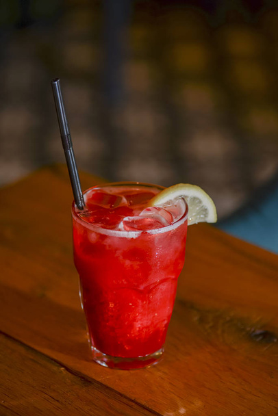 Classic alcoholic summer cocktail with lemon and mint garnish on a bar table. - Φωτογραφία, εικόνα