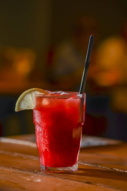 Classic alcoholic summer cocktail with lemon and mint garnish on a bar table. - Fotoğraf, Görsel