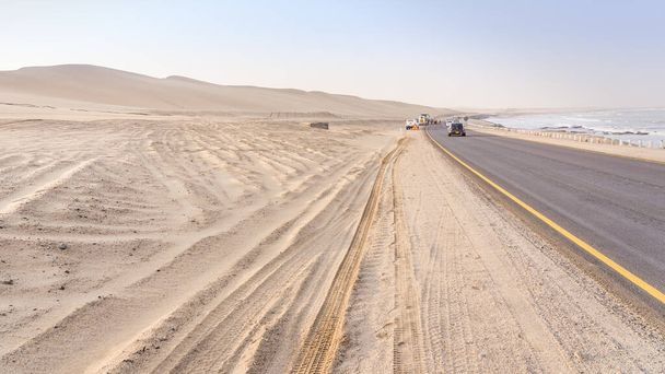 Droga z Swakopmund do zatoki Walvis w Namibii. - Zdjęcie, obraz