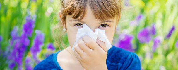 saisonale Allergie bei einem Kind. Coryza. Selektiver Fokus. - Foto, Bild
