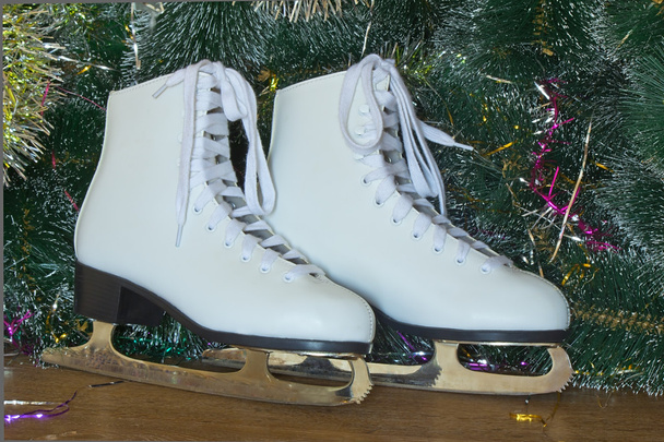 El regalo de Año Nuevo - la mujer hermosa patina
. - Foto, Imagen