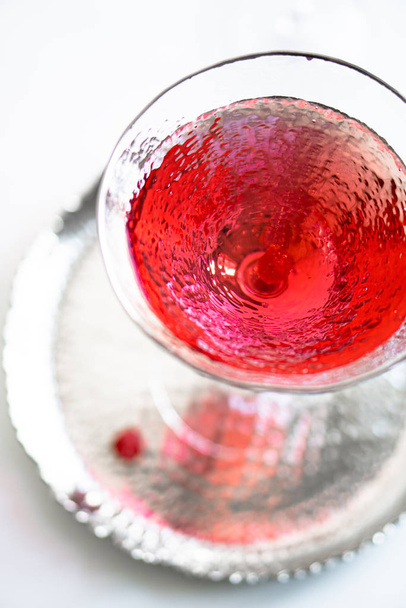 Klasický červený koktejl v křišťálové textuře sklo na bílém pozadí - Fotografie, Obrázek