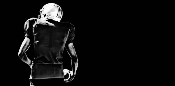 Amerikkalainen jalkapalloilija eristetty mustalla taustalla
  - Valokuva, kuva