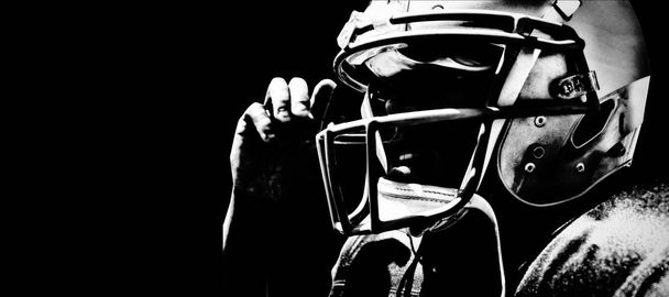 American football speler geïsoleerd op zwarte achtergrond  - Foto, afbeelding