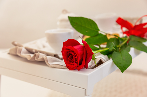 red rose on breakfast set in luxury hotel suite. Любовь
 - Фото, изображение