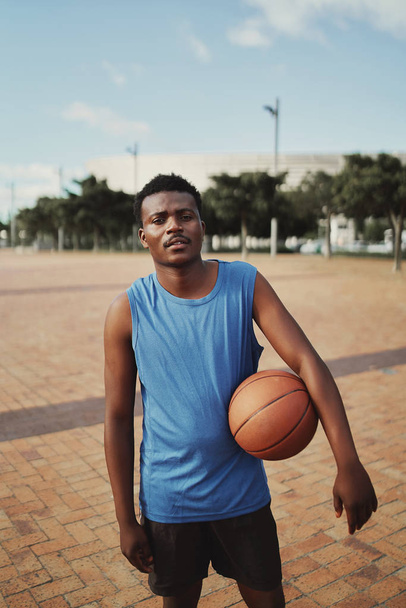 Portrait of a african american basketball player looking at camera - Foto, afbeelding