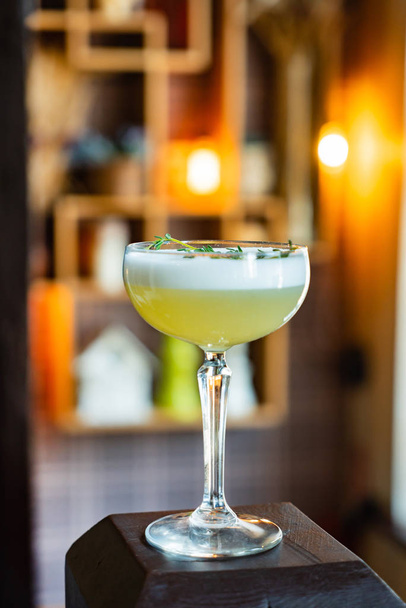 cocktail in the modern bar, close up - Foto, Imagem