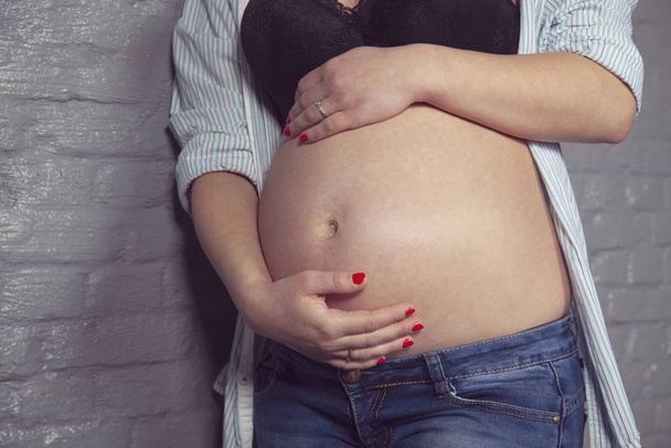 Mujer irreconocible con barriga de embarazo, futura madre
 - Foto, Imagen