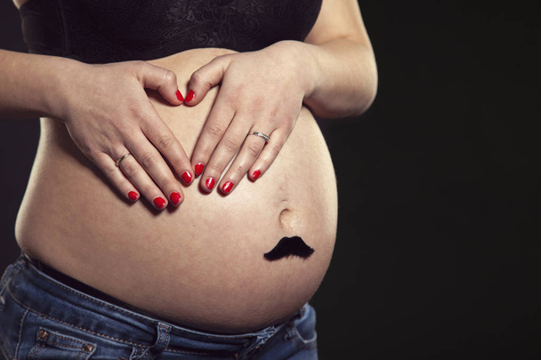 Mulher irreconhecível com barriga de gravidez, futura mãe
 - Foto, Imagem