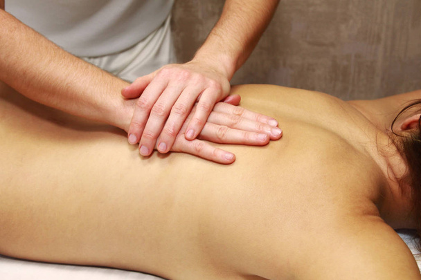 terapeutická masáž zad. Masážní terapie - Fotografie, Obrázek