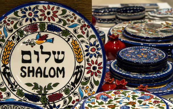 Płyta z napisem shalom - na lokalnym targu ulicznym, Izrael - Zdjęcie, obraz