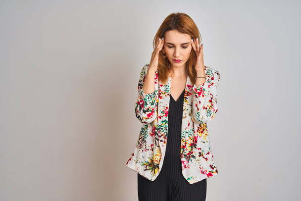 Mulher de negócios caucasiana jovem vestindo terno jaqueta floral primavera sobre fundo isolado com a mão na cabeça para a dor na cabeça, porque o estresse. Enxaqueca que sofre
. - Foto, Imagem
