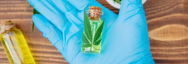Cannabiskraut und -blätter zur Behandlung von Brühe, Tinktur, Extrakt, Öl. Selektiver Fokus. - Foto, Bild