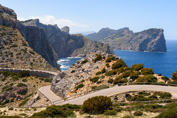 Cap de Formentor, um miradouro para as montanhas e para o Mediterrâneo. Maiorca, Espanha
 - Foto, Imagem