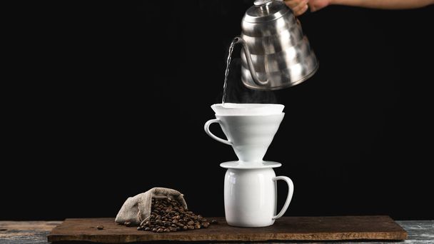 Чорна кава вливається в склянку вранці
 - Фото, зображення