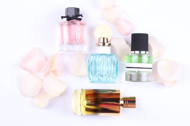 zestaw aromatycznych perfum z kwiatami róż na białym tle - Zdjęcie, obraz