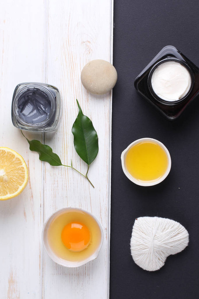 top view organikus kozmetikumok készlet krémek, citrom szelet és tojássárgája - Fotó, kép