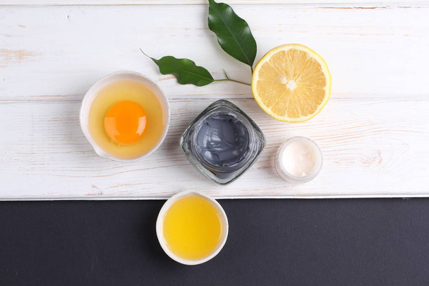 вид сверху на органическую косметику с кремами, ломтиками лимона и яичным желтком
 - Фото, изображение