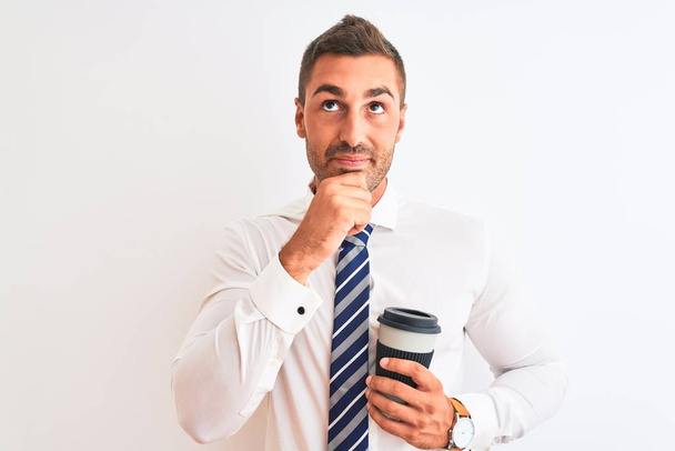 Jeune homme d'affaires beau boire emporter café sur fond isolé visage sérieux penser à la question, idée très confus
 - Photo, image
