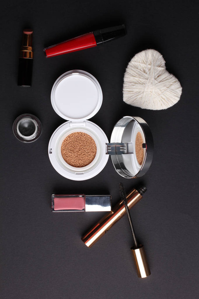 close-up zicht, cosmetica, make-up en schoonheid concept op donkere achtergrond  - Foto, afbeelding